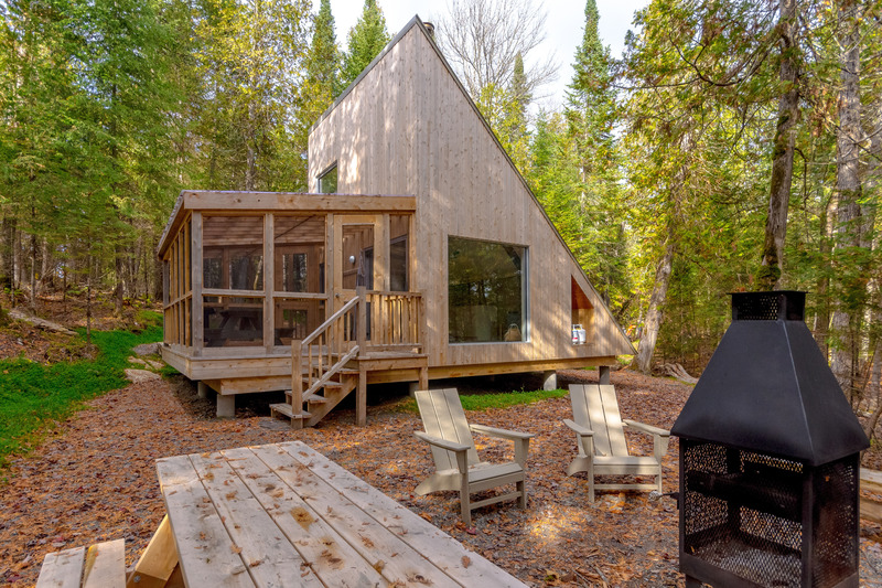 Press kit | 1776-08 - Press release | Corporation du Parc du Poisson Blanc’s cabins - Fabelta, fenestration systems - Residential Architecture - Photo credit: Claude Badet