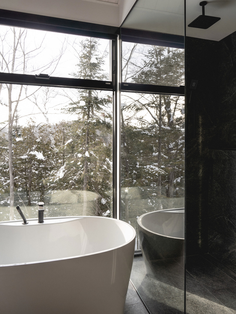 Dossier de presse | 1678-08 - Communiqué de presse | La Tierce - Atelier BOOM-TOWN - Architecture résidentielle - Salle de bain de la chambre principale - Crédit photo : Raphaël Thibodeau