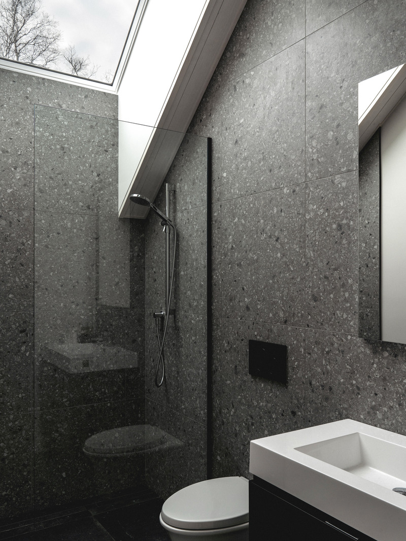 Dossier de presse | 1678-08 - Communiqué de presse | La Tierce - Atelier BOOM-TOWN - Architecture résidentielle - Salle de bain du studio - Crédit photo : Raphaël Thibodeau