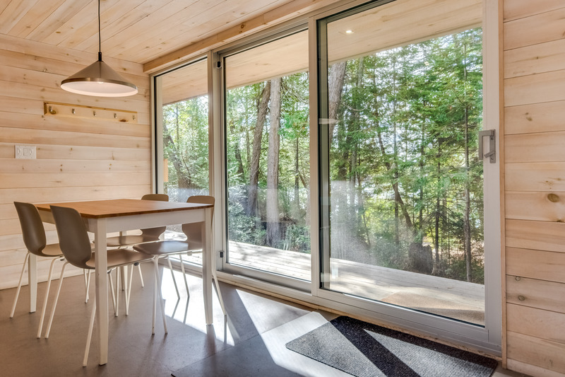Press kit | 1776-08 - Press release | Corporation du Parc du Poisson Blanc’s cabins - Fabelta, fenestration systems - Residential Architecture - Photo credit: Claude Badet