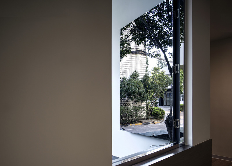 Dossier de presse | 4869-05 - Communiqué de presse | Scenery in Motion - Studio DOTCOF - Design d’intérieur commercial - preserved tree and mirror window - Crédit photo : LEIDU