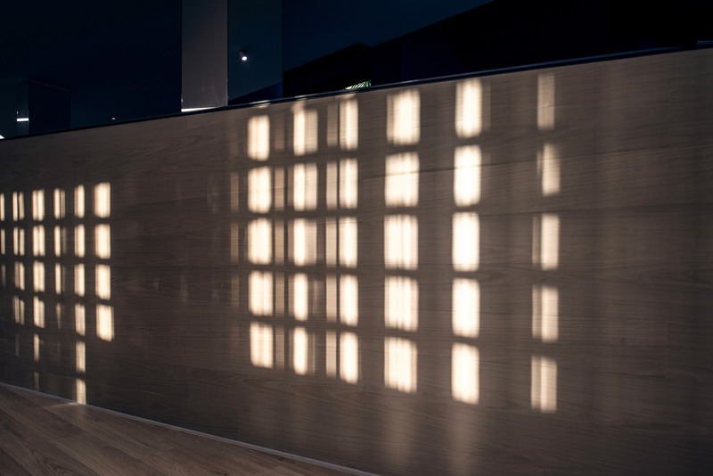 Dossier de presse | 4869-05 - Communiqué de presse | Scenery in Motion - Studio DOTCOF - Design d’intérieur commercial - light and shadow in west exhibition area - Crédit photo : LEIDU