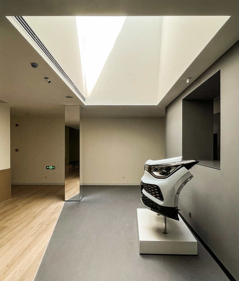 Dossier de presse | 4869-05 - Communiqué de presse | Scenery in Motion - Studio DOTCOF - Design d’intérieur commercial - display under the skylight - Crédit photo : LEIDU