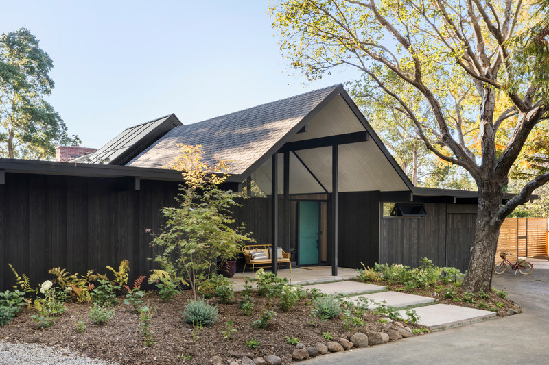 Press kit | 2757-33 - Press release | Gustave Carlson Design Skillfully Stewards an Unlikely Eichler - Gustave Carlson Design - Residential Architecture - The exterior of the house was resided using Shou Sugi Ban Accoya barn wood vertical siding. - Photo credit: David Duncan Livingston