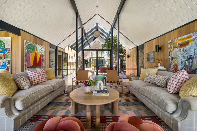 Press kit | 2757-33 - Press release | Gustave Carlson Design Skillfully Stewards an Unlikely Eichler - Gustave Carlson Design - Residential Architecture - To enhance the sense of space, Gustave Carlson removed partitions and cleaned up the interior spaces, providing a backdrop for the homeowners' art collection featuring works by female artists. - Photo credit: David Duncan Livingston