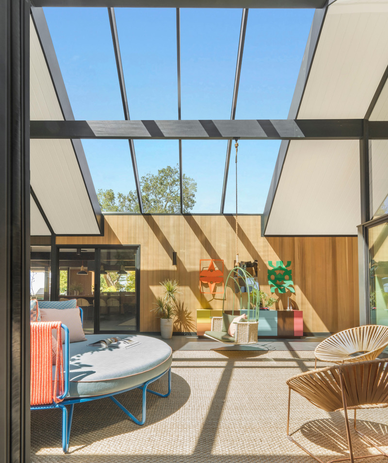Press kit | 2757-33 - Press release | Gustave Carlson Design Skillfully Stewards an Unlikely Eichler - Gustave Carlson Design - Residential Architecture -  Now enclosed with a glass roof, the atrium has a verticality that enhances the feeling of expansiveness and floods the living area with natural light.  - Photo credit: David Duncan Livingston