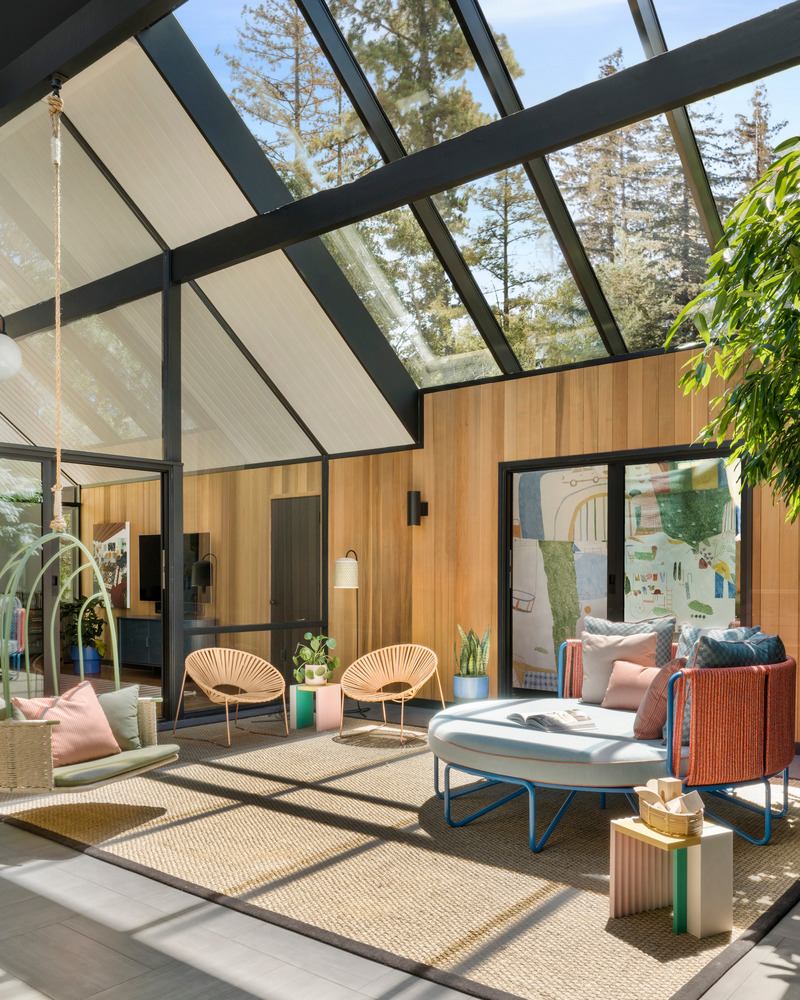 Press kit | 2757-33 - Press release | Gustave Carlson Design Skillfully Stewards an Unlikely Eichler - Gustave Carlson Design - Residential Architecture - In the atrium, the walls are an exterior western cedar siding, and interior sliding glass doors by Fleetwood add to the feeling of living outdoors. - Photo credit: David Duncan Livingston