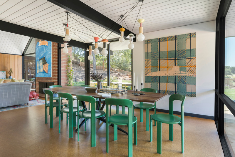 Press kit | 2757-33 - Press release | Gustave Carlson Design Skillfully Stewards an Unlikely Eichler - Gustave Carlson Design - Residential Architecture - The materials palette consists of wood, cork and natural stone. - Photo credit: David Duncan Livingston