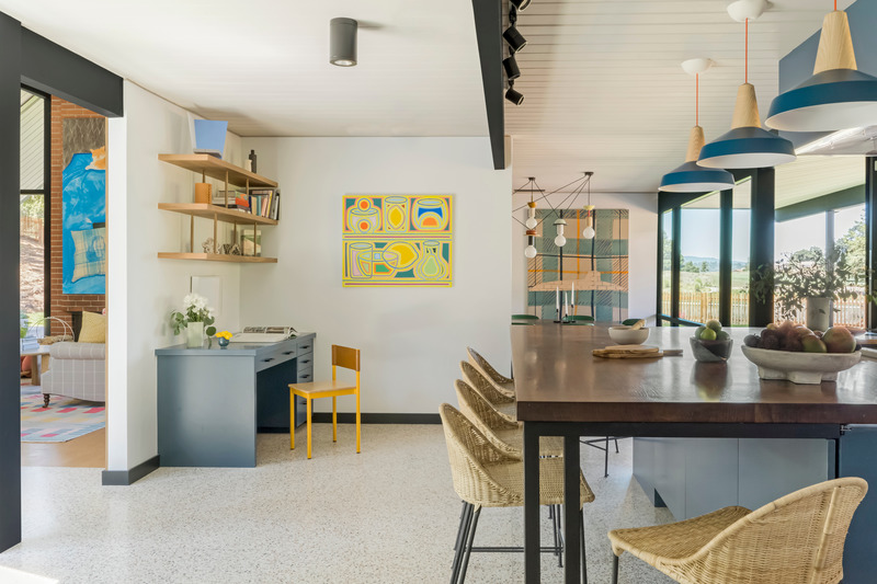Press kit | 2757-33 - Press release | Gustave Carlson Design Skillfully Stewards an Unlikely Eichler - Gustave Carlson Design - Residential Architecture - The color palette of blues, corals, and yellows can be found throughout the home, unifying the various spaces. - Photo credit: David Duncan Livingston