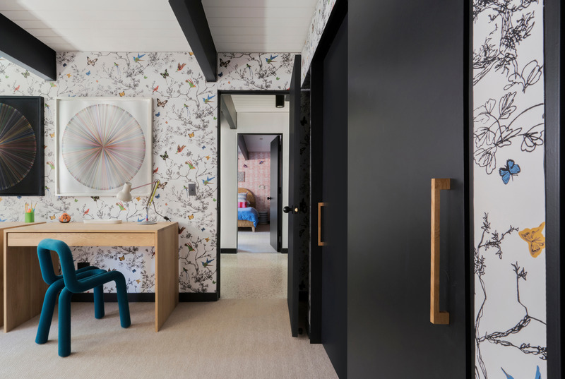 Press kit | 2757-33 - Press release | Gustave Carlson Design Skillfully Stewards an Unlikely Eichler - Gustave Carlson Design - Residential Architecture -  In one of two children's bedrooms, wallpaper—in a butterfly pattern from Schumacher—adds an uncharacteristic, yet fun and whimsical touch for an 'Eichler.' - Photo credit: David Duncan Livingston