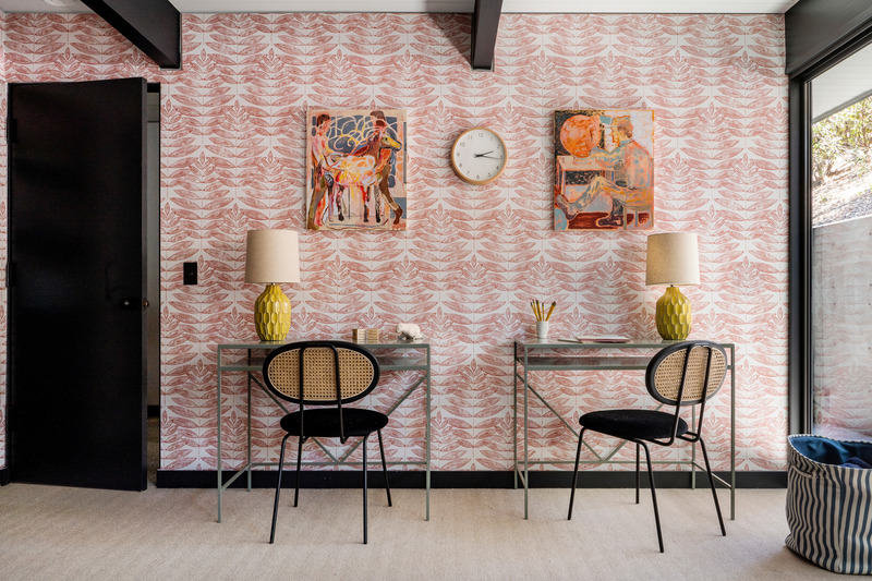 Press kit | 2757-33 - Press release | Gustave Carlson Design Skillfully Stewards an Unlikely Eichler - Gustave Carlson Design - Residential Architecture -  In one of two children's bedrooms, the leaf wallpaper has a natural motif with the feel of a mid-century woodblock.  - Photo credit: David Duncan Livingston