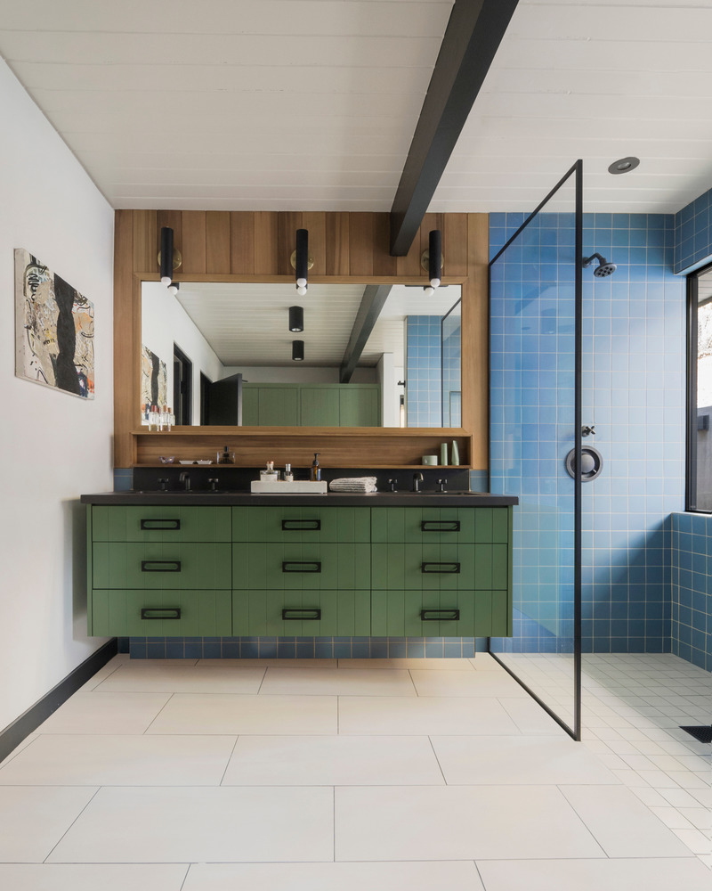 Press kit | 2757-33 - Press release | Gustave Carlson Design Skillfully Stewards an Unlikely Eichler - Gustave Carlson Design - Residential Architecture - Ceramic tile flooring is used throughout the primary bathroom. - Photo credit: David Duncan Livingston