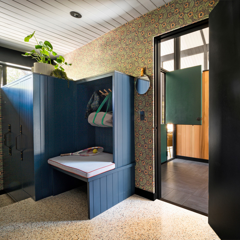 Press kit | 2757-33 - Press release | Gustave Carlson Design Skillfully Stewards an Unlikely Eichler - Gustave Carlson Design - Residential Architecture - The mudroom features custom cabinetry, designed by Gustave Carlson, with designated storage for each family member. - Photo credit: David Duncan Livingston