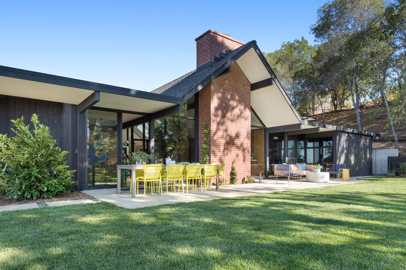 Press kit | 2757-33 - Press release | Gustave Carlson Design Skillfully Stewards an Unlikely Eichler - Gustave Carlson Design - Residential Architecture - The 4,000-square foot residence is uniquely located on a flag lot that overlooks a golf course. - Photo credit: David Duncan Livingston