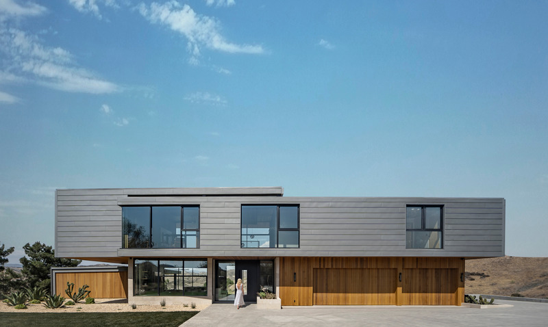 Press kit | 5795-05 - Press release | ANX Places Zinc and Wood Volume Overlooking the Sierra Pelona Mountains - ANX / Aaron Neubert Architects - Residential Architecture - Front Facade<br> - Photo credit: Brian Thomas Jones<br style="">