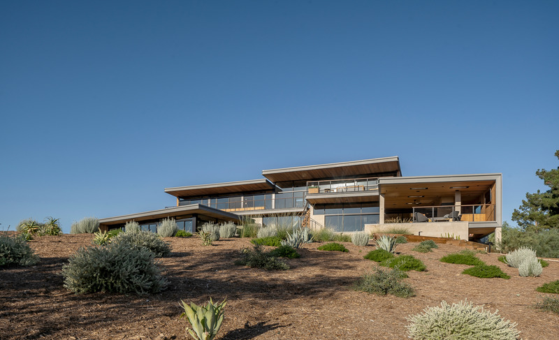 Press kit | 5795-05 - Press release | ANX Places Zinc and Wood Volume Overlooking the Sierra Pelona Mountains - ANX / Aaron Neubert Architects - Residential Architecture - Rear Facade<br> - Photo credit: Brian Thomas Jones