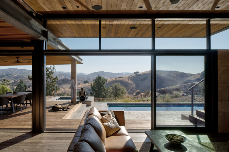Press kit | 5795-05 - Press release | ANX Places Zinc and Wood Volume Overlooking the Sierra Pelona Mountains - ANX / Aaron Neubert Architects - Residential Architecture - Living Room / Pool Terrace<br> - Photo credit: Brian Thomas Jones