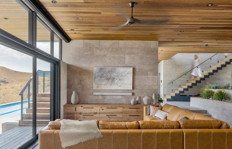 Press kit | 5795-05 - Press release | ANX Places Zinc and Wood Volume Overlooking the Sierra Pelona Mountains - ANX / Aaron Neubert Architects - Residential Architecture - Living Room - Photo credit: Brian Thomas Jones
