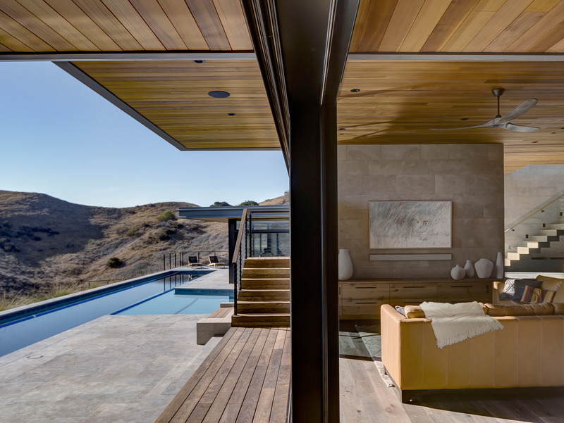 Press kit | 5795-05 - Press release | ANX Places Zinc and Wood Volume Overlooking the Sierra Pelona Mountains - ANX / Aaron Neubert Architects - Residential Architecture - Living Room / Pool Terrace - Photo credit: Brian Thomas Jones