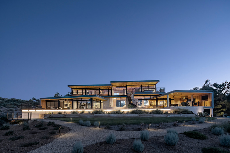 Press kit | 5795-05 - Press release | ANX Places Zinc and Wood Volume Overlooking the Sierra Pelona Mountains - ANX / Aaron Neubert Architects - Residential Architecture - Rear Facade Night - Photo credit: Brian Thomas Jones