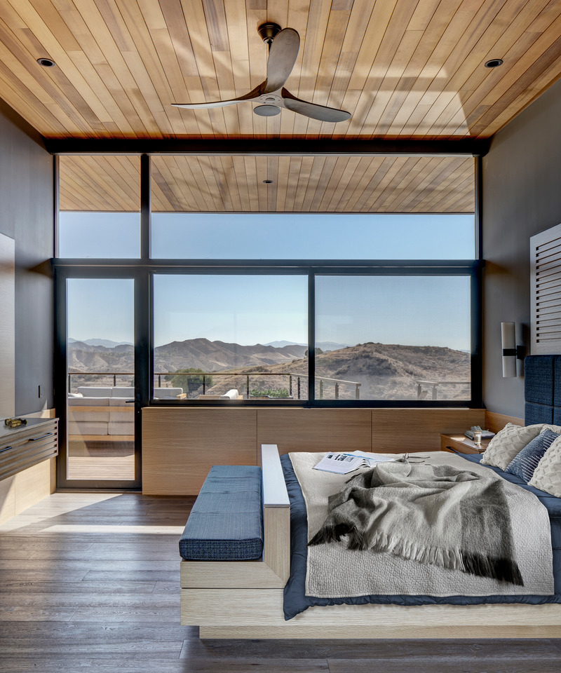 Press kit | 5795-05 - Press release | ANX Places Zinc and Wood Volume Overlooking the Sierra Pelona Mountains - ANX / Aaron Neubert Architects - Residential Architecture - Primary Bedroom<br> - Photo credit: Brian Thomas Jones