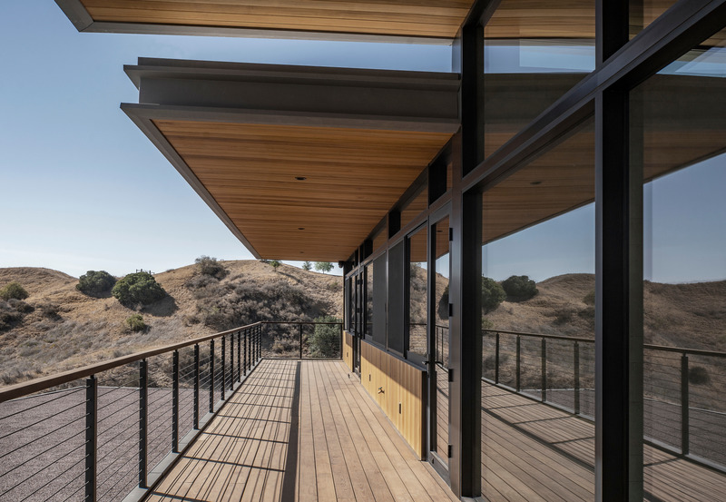 Press kit | 5795-05 - Press release | ANX Places Zinc and Wood Volume Overlooking the Sierra Pelona Mountains - ANX / Aaron Neubert Architects - Residential Architecture - Second Floor Balcony<br style=""> - Photo credit: Brian Thomas Jones