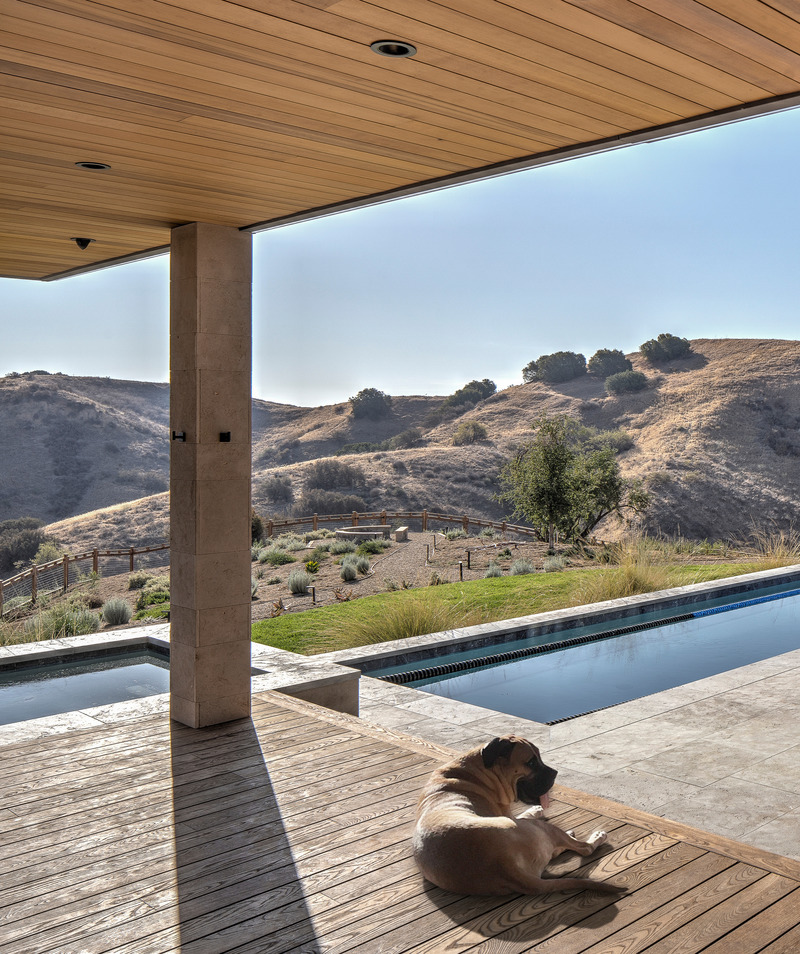 Press kit | 5795-05 - Press release | ANX Places Zinc and Wood Volume Overlooking the Sierra Pelona Mountains - ANX / Aaron Neubert Architects - Residential Architecture - Pool Terrace<br> - Photo credit: Brian Thomas Jones