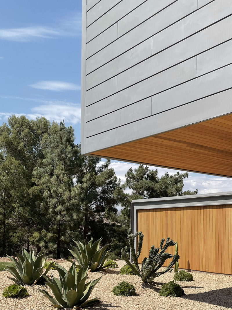 Press kit | 5795-05 - Press release | ANX Places Zinc and Wood Volume Overlooking the Sierra Pelona Mountains - ANX / Aaron Neubert Architects - Residential Architecture - Exterior Detail<br> - Photo credit: Brian Thomas Jones