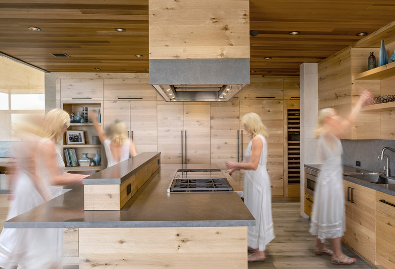 Press kit | 5795-05 - Press release | ANX Places Zinc and Wood Volume Overlooking the Sierra Pelona Mountains - ANX / Aaron Neubert Architects - Residential Architecture - Kitchen - Photo credit: Brian Thomas Jones