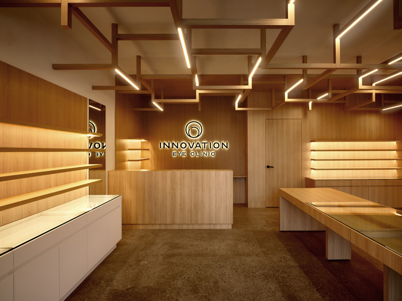Dossier de presse | 3491-02 - Communiqué de presse | A Unique Ceiling Feature Defines a New Concept for Eye Clinic and Eyewear Retail - Atelier SUN - Design d’intérieur commercial - General View of Reception Feature wall - Crédit photo : Joel Esposito