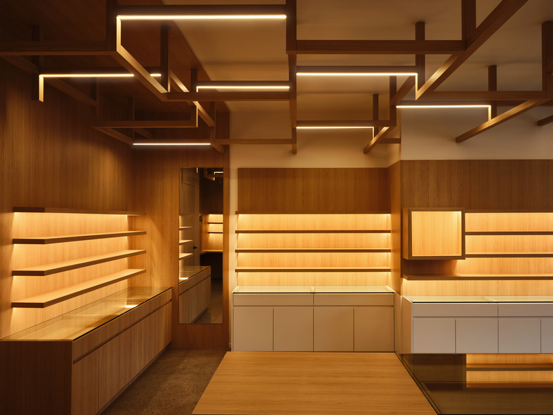 Dossier de presse | 3491-02 - Communiqué de presse | A Unique Ceiling Feature Defines a New Concept for Eye Clinic and Eyewear Retail - Atelier SUN - Design d’intérieur commercial - View of displays - Crédit photo : Joel Esposito