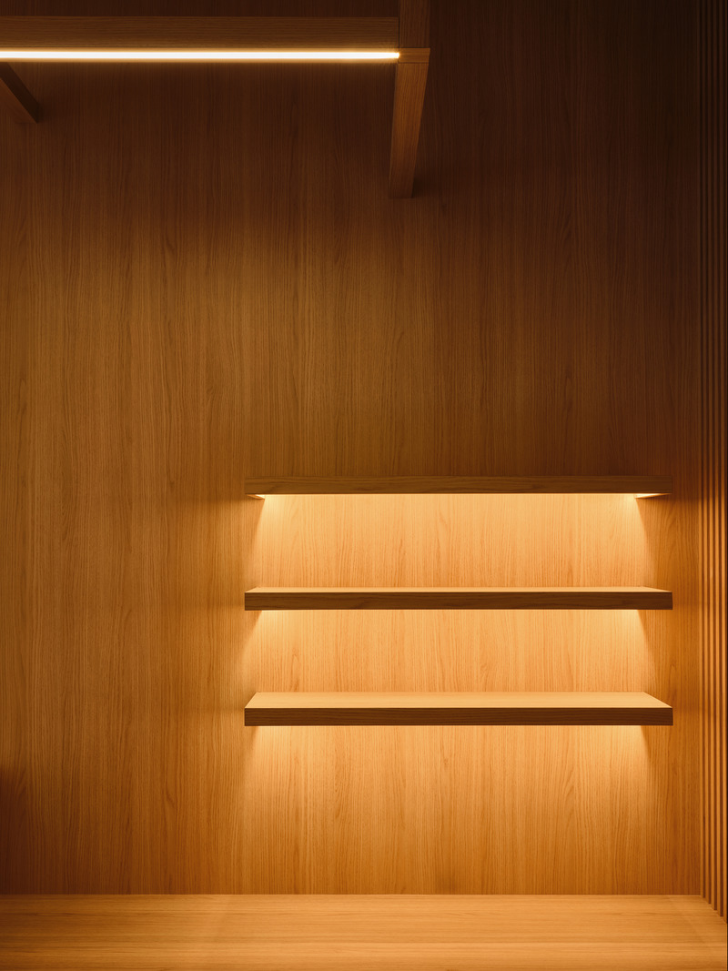 Dossier de presse | 3491-02 - Communiqué de presse | A Unique Ceiling Feature Defines a New Concept for Eye Clinic and Eyewear Retail - Atelier SUN - Design d’intérieur commercial - Detail of reception display - Crédit photo : Joel Esposito