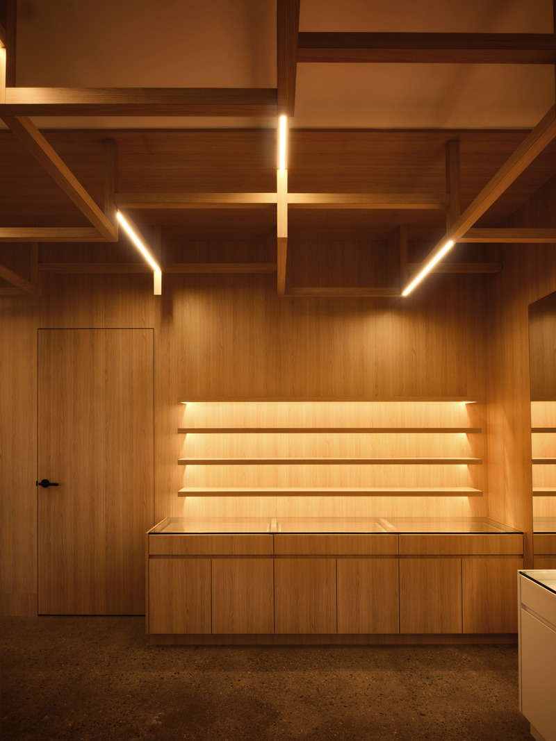 Dossier de presse | 3491-02 - Communiqué de presse | A Unique Ceiling Feature Defines a New Concept for Eye Clinic and Eyewear Retail - Atelier SUN - Design d’intérieur commercial - Display with feature wooden niche - Crédit photo : Joel Esposito
