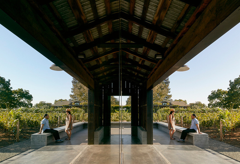 Dossier de presse | 2757-34 - Communiqué de presse | WDA Positions its Practice for the Future - William Duff Architects (WDA) - Architecture commerciale -   Big Ranch Road: An archetypal wine country form reflective of the Napa, California region’s history, this barn was relocated without needing demolition and sited closer to the vineyard, surrounded by vineyards and site-specific artwork. - Crédit photo : Matthew Millman