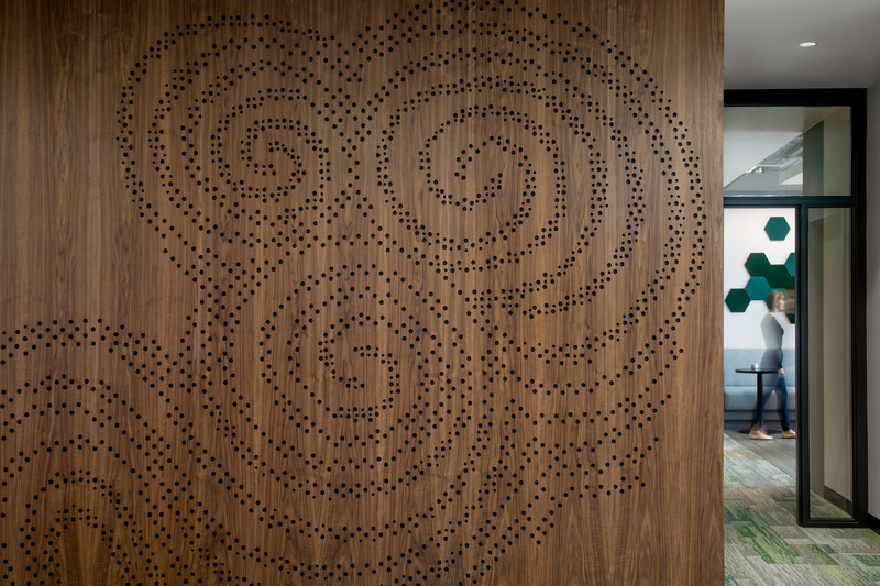 Dossier de presse | 2757-34 - Communiqué de presse | WDA Positions its Practice for the Future - William Duff Architects (WDA) - Architecture commerciale -   Ireland House: WDA’s architectural design was driven by the concept of a “Shared Hearth” which forms a focal, unifying element within the scheme. Warm wood paneling along with additional soffit details create a visual shared hearth that can be experienced throughout the workplace. - Crédit photo : David Wakely