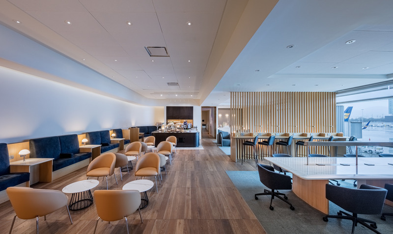 Dossier de presse | 2757-34 - Communiqué de presse | WDA Positions its Practice for the Future - William Duff Architects (WDA) - Architecture commerciale -  British Airways Lounge SFO: Featuring minimalist design, a soothing color palette of blues, grays and earth tones, and floor-to-ceiling windows with runway views, the 7,158 square-foot space offers a variety of seating options. - Crédit photo :  Eric Rorer Photography 