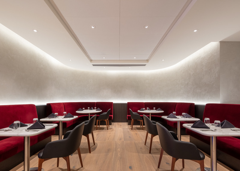 Dossier de presse | 2757-34 - Communiqué de presse | WDA Positions its Practice for the Future - William Duff Architects (WDA) - Architecture commerciale -  British Airways Lounge SFO: In the Boutique Dining Room, plush seating in red velvet and lighting design by Studio Three Twenty One create a luxurious vibe. - Crédit photo :  Eric Rorer Photography