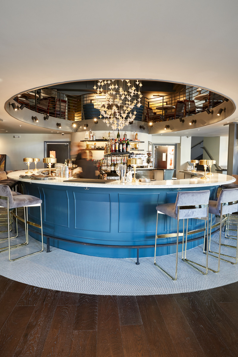 Dossier de presse | 2757-34 - Communiqué de presse | WDA Positions its Practice for the Future - William Duff Architects (WDA) - Architecture commerciale -  BAIA: Creating a jewel box effect over the bar, a custom-made chandelier, made of hand-blown glass stars, crystals and gold leaf, hangs from the double height dome. - Crédit photo : Michelle K. Min