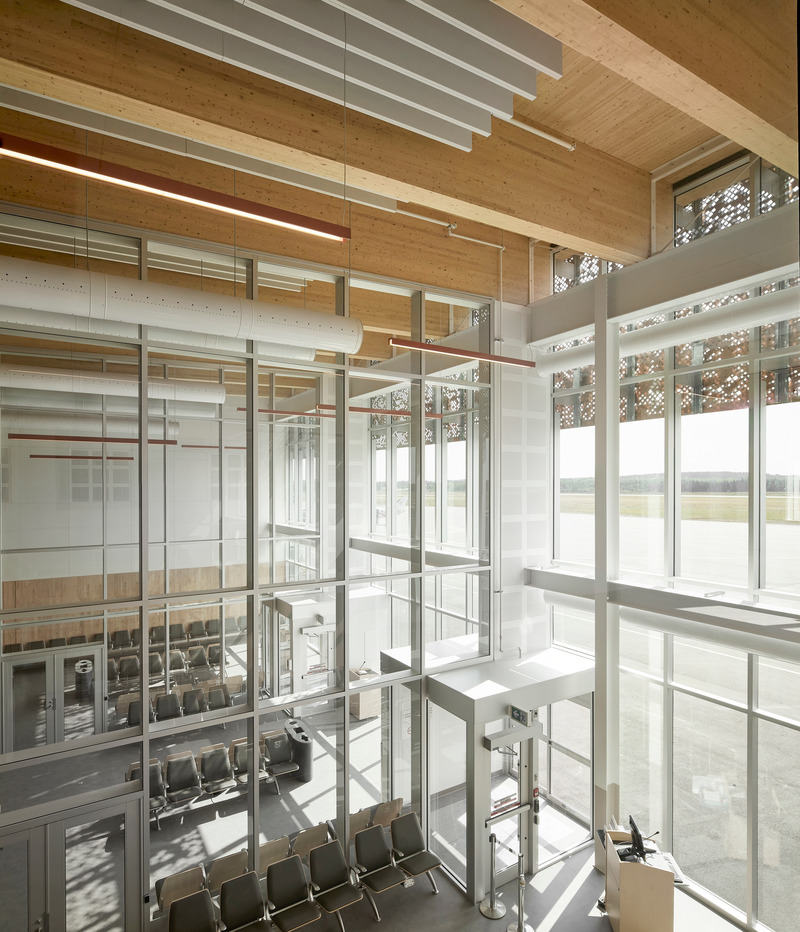 Dossier de presse | 612-24 - Communiqué de presse | Une nouvelle aérogare pour l’aéroport de Rouyn-Noranda - EVOQ Architecture + ARTCAD en consortium - Architecture institutionnelle - Crédit photo : Maxime Brouillet