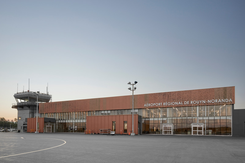 Dossier de presse | 612-24 - Communiqué de presse | Une nouvelle aérogare pour l’aéroport de Rouyn-Noranda - EVOQ Architecture + ARTCAD en consortium - Architecture institutionnelle - Crédit photo : Maxime Brouillet