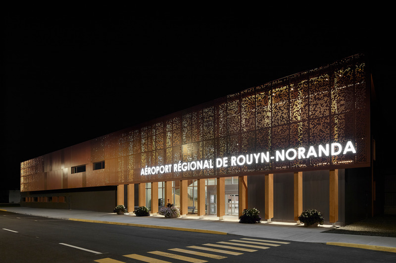 Dossier de presse | 612-24 - Communiqué de presse | Une nouvelle aérogare pour l’aéroport de Rouyn-Noranda - EVOQ Architecture + ARTCAD en consortium - Architecture institutionnelle - Crédit photo : Maxime Brouillet 