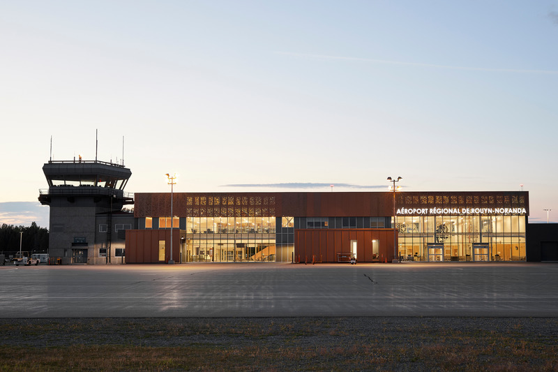 Dossier de presse | 612-24 - Communiqué de presse | Une nouvelle aérogare pour l’aéroport de Rouyn-Noranda - EVOQ Architecture + ARTCAD en consortium - Architecture institutionnelle - Crédit photo : Maxime Brouillet