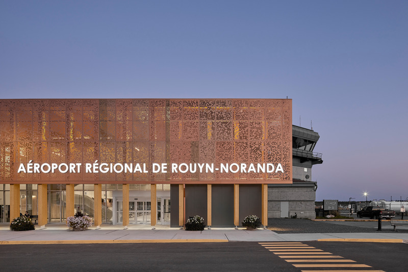 Dossier de presse | 612-24 - Communiqué de presse | Une nouvelle aérogare pour l’aéroport de Rouyn-Noranda - EVOQ Architecture + ARTCAD en consortium - Architecture institutionnelle - Crédit photo : Maxime Brouillet