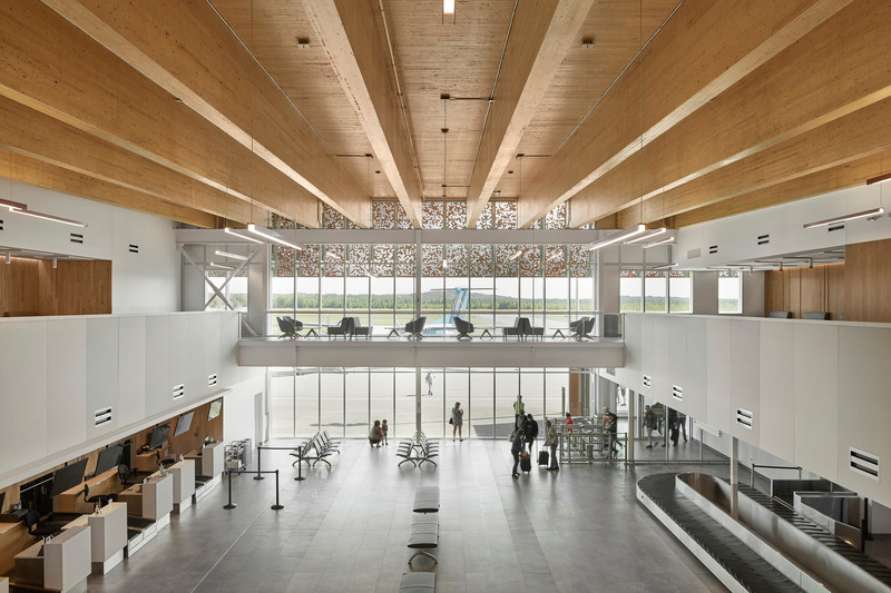 Dossier de presse | 612-24 - Communiqué de presse | Une nouvelle aérogare pour l’aéroport de Rouyn-Noranda - EVOQ Architecture + ARTCAD en consortium - Architecture institutionnelle - Crédit photo : Maxime Brouillet