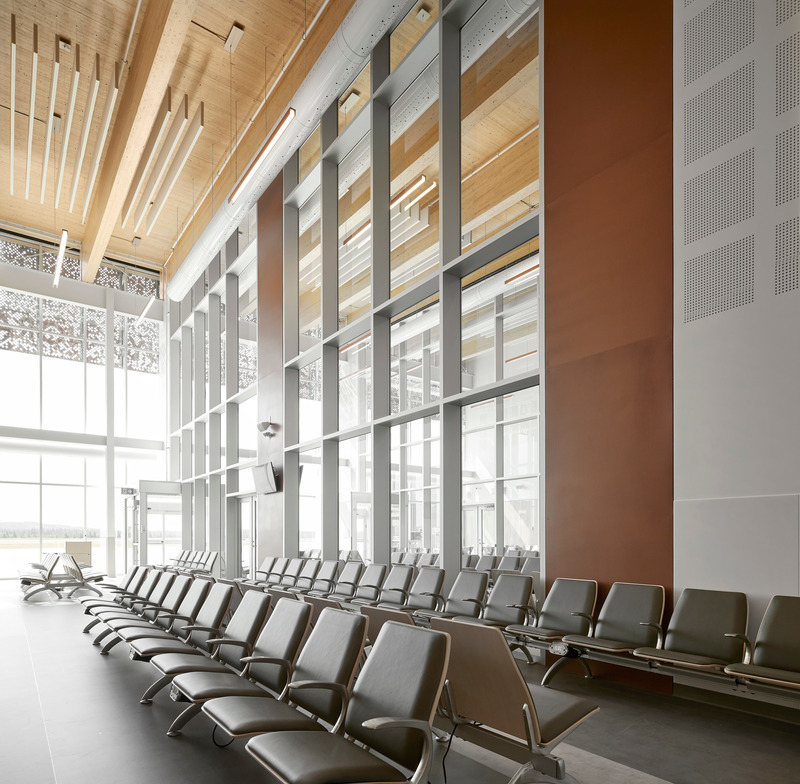Dossier de presse | 612-24 - Communiqué de presse | Une nouvelle aérogare pour l’aéroport de Rouyn-Noranda - EVOQ Architecture + ARTCAD en consortium - Architecture institutionnelle - Crédit photo : Maxime Brouillet