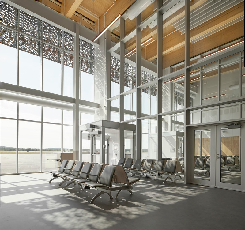 Dossier de presse | 612-24 - Communiqué de presse | Une nouvelle aérogare pour l’aéroport de Rouyn-Noranda - EVOQ Architecture + ARTCAD en consortium - Architecture institutionnelle - Crédit photo : Maxime Brouillet