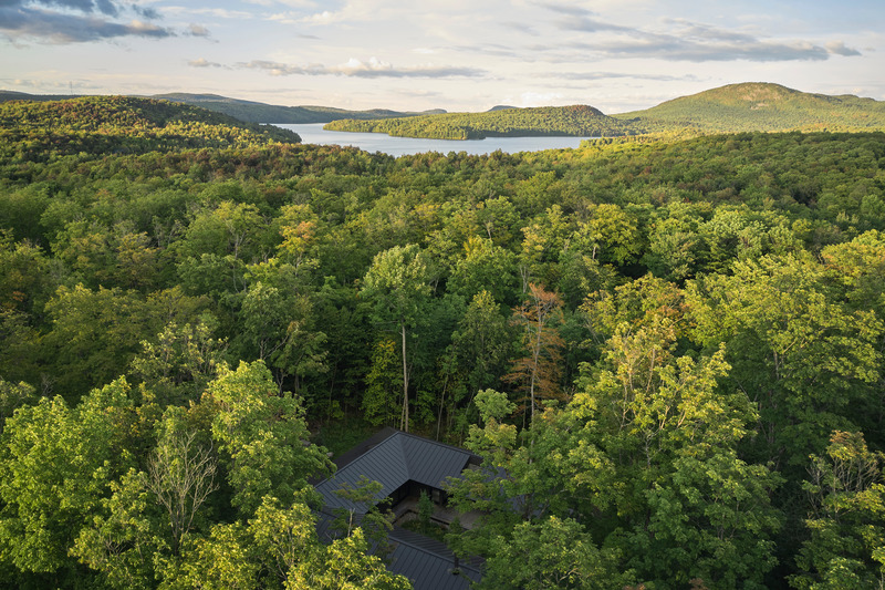 Press kit | 1640-01 - Press release | Territories and Landscapes Exhibition in Paris by Atelier Pierre Thibault - Atelier Pierre Thibault - Event + Exhibition - Residence Mont Orford (2020), Eastern Townships - Photo credit: Maxime Brouillet