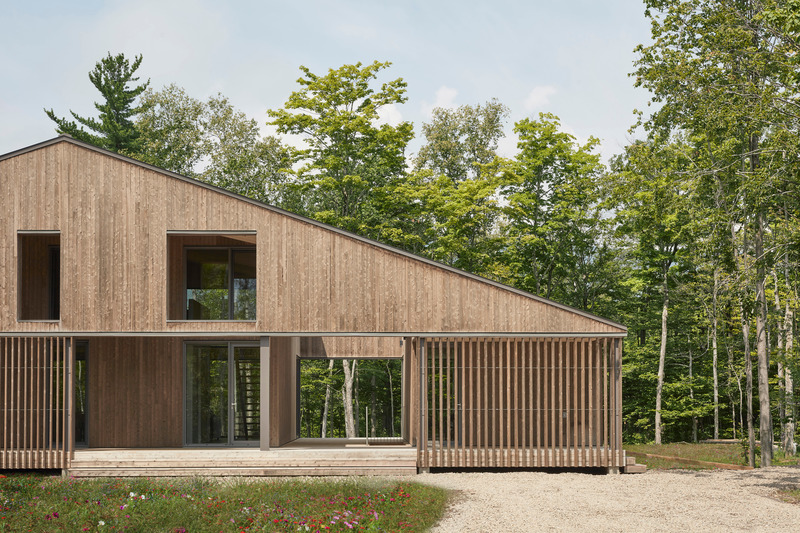 Press kit | 1640-01 - Press release | Territories and Landscapes Exhibition in Paris by Atelier Pierre Thibault - Atelier Pierre Thibault - Event + Exhibition -   Résidence Maison du Cap (2021), Beaupré, Charlevoix<br>    - Photo credit: Maxime Brouillet