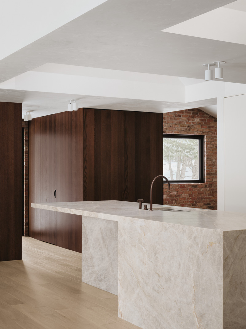 Dossier de presse | 4241-06 - Communiqué de presse | Résidence Montpellier : Une rénovation alliant élégance et respect du patrimoine architectural - Vives St-Laurent - Design d’intérieur résidentiel - Cuisine et îlot en porte à faux - Crédit photo : Alex Lesage