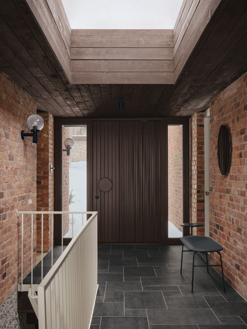 Dossier de presse | 4241-06 - Communiqué de presse | Résidence Montpellier : Une rénovation alliant élégance et respect du patrimoine architectural - Vives St-Laurent - Design d’intérieur résidentiel - Vestibule  - Crédit photo : Alex Lesage